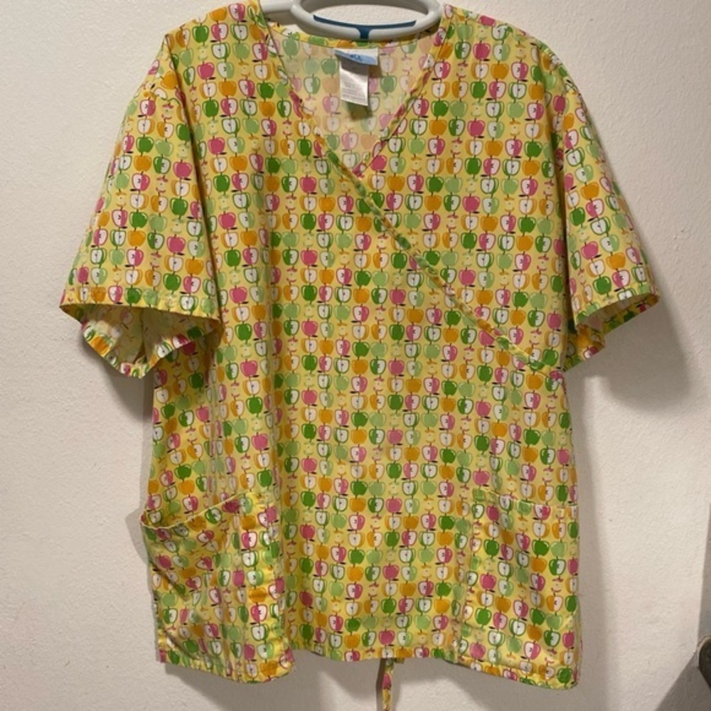 SB Scrubs Top Women’s Size 3X V Neck Pull Over Pockets Tie Back Work Wear Apples